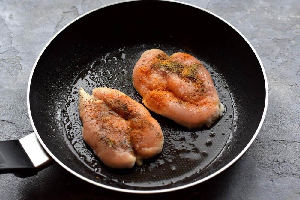 Салат с жареной курицей