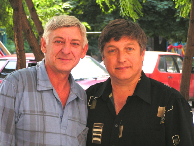 Ровесники рады встрече, вспоминая юность.