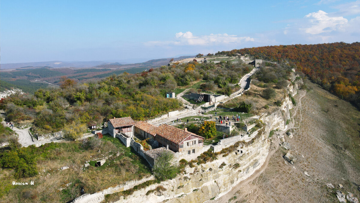 Весь город практически высечен в камне, в скале, в два, и даже в три, этажа. Город-крепость имел два входа, естественную защиту с трех сторон и рукотворную стену с четвертой. Внутри города было множество сооружений, оружейниц, склады, мечеть, казармы для гарнизона и жилые помещения. Был обустроен небольшой дворец и долгие годы тут размещался монетный двор Крымского ханства. 