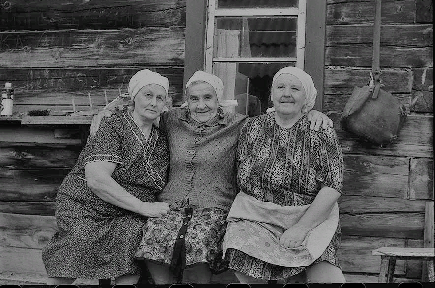 Толстая бабушка ретро. Старушка в деревне. Деревенская бабушка. Старая деревенская женщина. Советские Деревенские женщины.