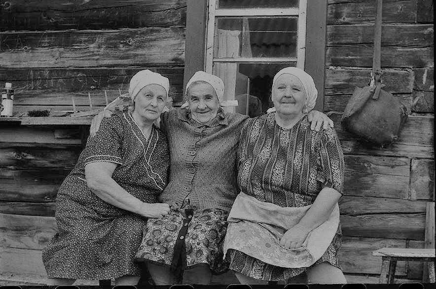 Бабушке сорок. Старушка в деревне. Деревенские старые женщины. Одежда бабушек в деревне. Сельская бабушка.