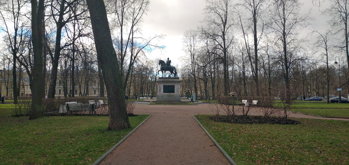Конный памятник Петру I у Михайловского замка
