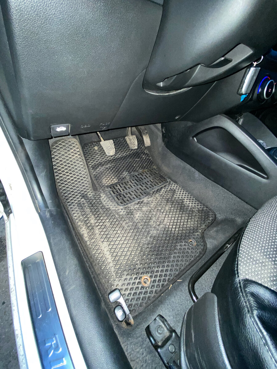 Водительский коврик с вставкой под пятку ноги, чтобы не продавливать впитывающие соты.