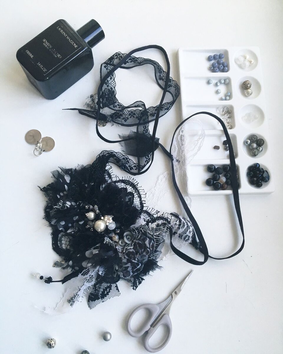 украшение для волос- своими руками из остатков лент и кружева… 