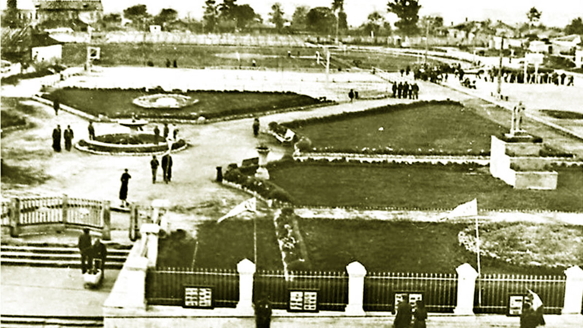 Стадион "Динамо" в Курске, конец 40-х годов, после восстановления. Кстати, обратите внимание, что поле расположено параллельно улице Ленина, в отличие от стадиона Т.Р.