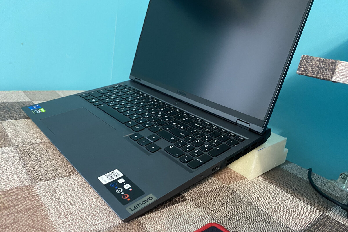 Ноутбук стоит на отрезке утеплителя, за счет чего температуры немного ниже.