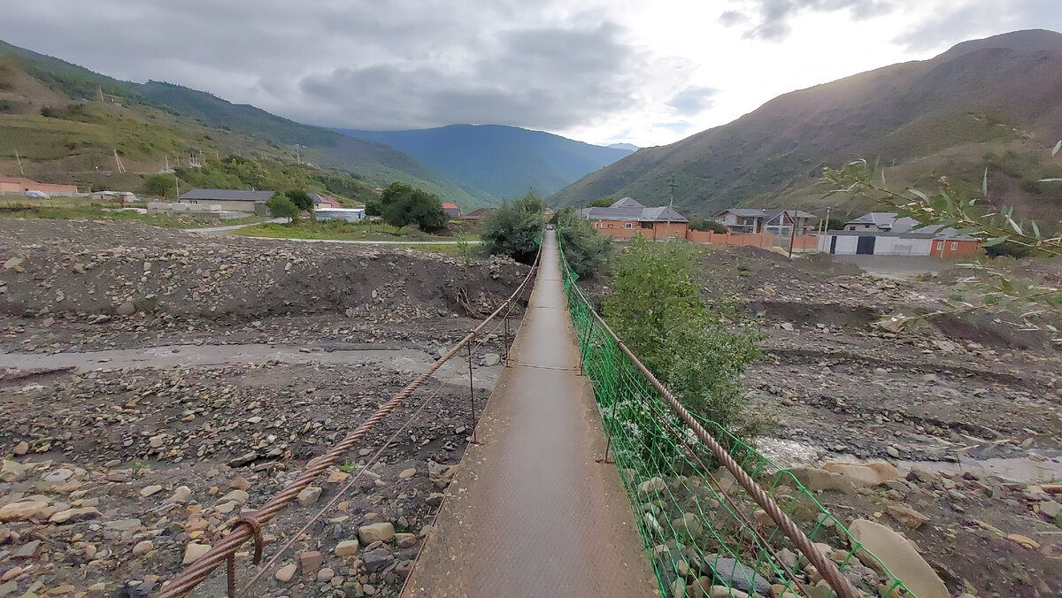 Тысячилетний замковый комплекс Пхакоч в Аргунском ущелье Чечни ...