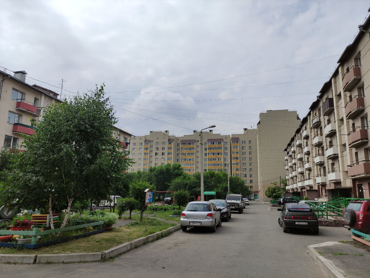 Современная часть Минусинска. Двор