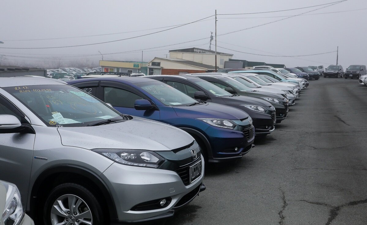Одна из секций по прямой продаже праворульных авто в Приморье.