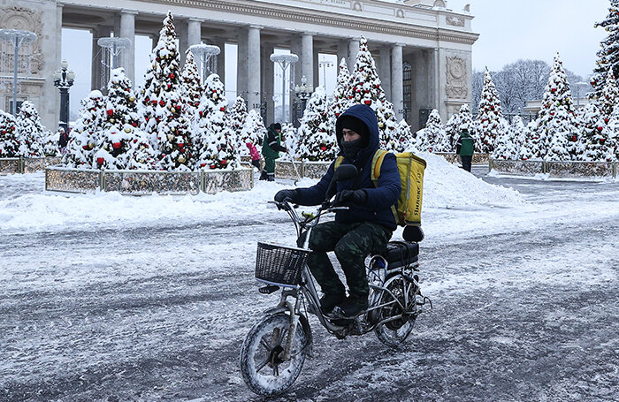 Курьер в Москве у входа на ВДНХ. фотография сайта BFM.RU