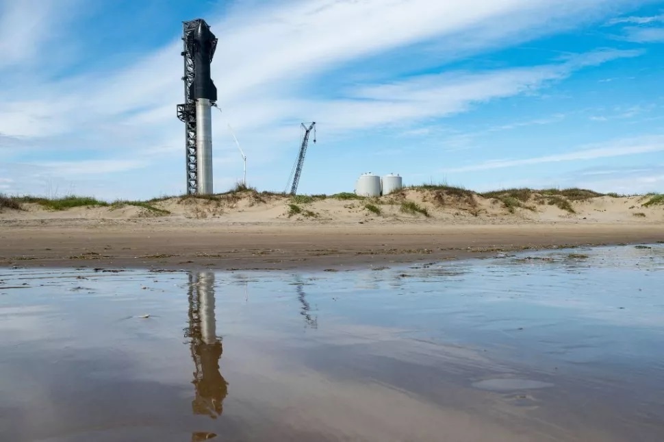 Первый орбитальный  Starship SpaceX SN20 установлен на массивной сверхтяжелой ракете-носителе (Super Heavy Booster 4 )на объекте компании Starbase близ деревни Бока-Чика в Южном Техасе 10 февраля 2022 года. (Фото предоставлено: Джим Уотсон / AFP через Getty Images)
