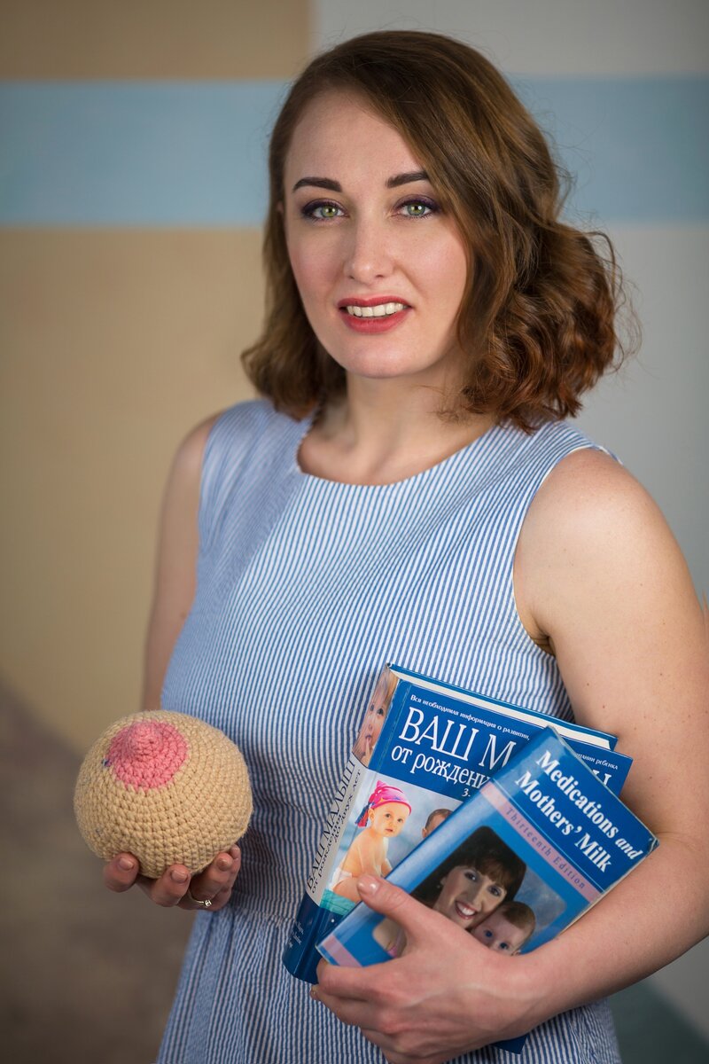 О чем мы думаем, когда у нас возникают вопросы о грудном вскармливании? Проблемы? Переживания? 
Кого спросить?

Педиатра?
Консультанта по гв?
Молокоспасителя?
Специалиста по лактации?
Донора грудного молока?

Молочную фею!

Такое говорящее название, даже будучи не имея ещё детей, крутится у многих мам в голове. Есть целое сообщество тех, кто знает о грудном вскармливании ВСЕ. Благо и в окружении много информации, как важно все изучать на эту тему, не полагаясь на авось. Иметь контакты специалистов и по возможности сразу их вызвать в роддом или домой сразу после , чтобы избежать проблем.

Поверьте, вы знаете, что делать, если в голове закрадываются вопросы. На любую проблему есть человек, который может помочь информацией и поддержкой.

Вы не одни!

Взвешивайте все за и против и понимайте, что если проблему можно решить, то ее решение стоит вашего времени, финансов, неизвестных проблем с искусственным вскармливанием, здоровьем мамы и ребёнка. Потому что ценнее грудного молока нет.

А как специалиста не назови, просто знайте, любая проблема по плечу, если искренне желать решить ее вместе.

Так чем может помочь молочная фея? Какие проблемы поможет решить?

• бережная и грамотная организация грудного вскармливания;
• Если больно кормить;
• Побороть лактостаз, расцедить мягко, без боли, научит сцеживанию, самопомощи, массажу;
• Плохой набор веса малышом;
• Удобства мамы: слингоношение, проблемы со сном, грамотный ввод прикорма
• А главное, окажет тонну поддержки, укажет на вашу значимость в этом мире и мире вашего малыша.

Потому что это невероятное дело - произвести человека на свет и дать ему то, что природно важно.