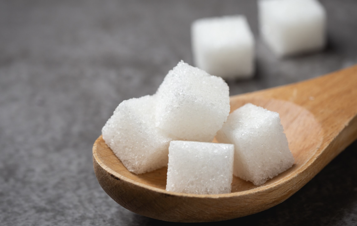 Самый простой сахар. Сахар. Кусочек сахара. Сахар кусок. Сахар в кубиках.