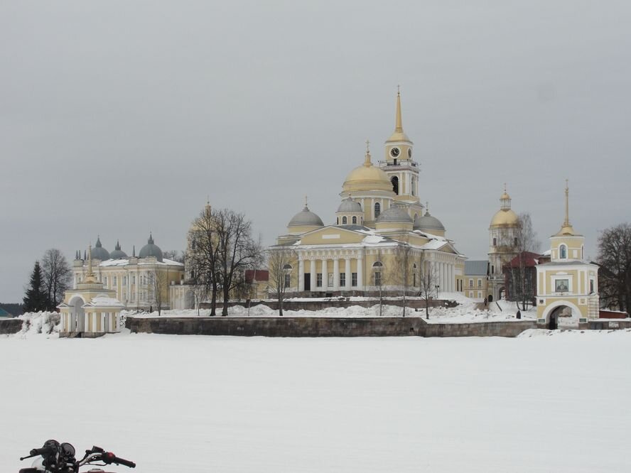 Вид на Н́ило-Столоб́енскую п́устынь с юга, со стороны города Осташкова