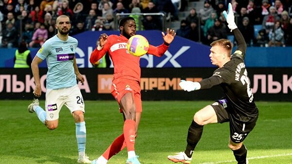    Футболисты "Нижнего Новгорода" Кирилл Гоцук и Артур Нигматуллин и игрок "Спаратка" Шамар Николсон© РИА Новости / Григорий Соколов