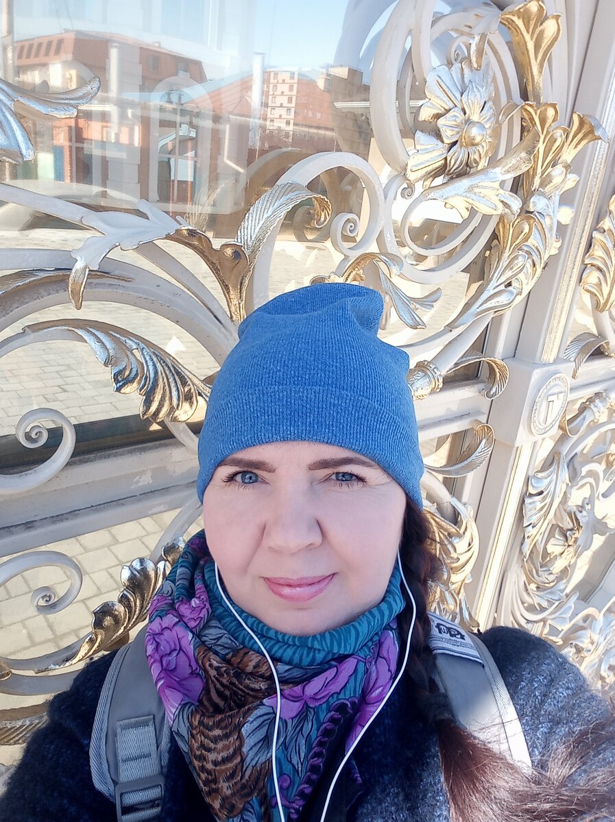 Фото автора. Просто позолоченый  забор. Там живут люди...