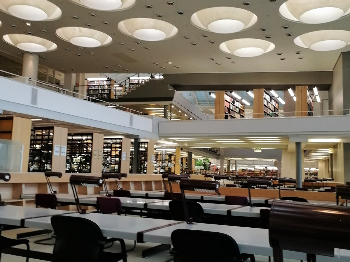Читальный зал Берлинской Государственной библиотеки (Berliner Staatsbibliothek, StaBi). Такой пустой он только в 8 утра, уже к 11 почти все эти места будут заняты.