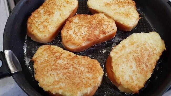 Представляю Вашему вниманию рецепт приготовления горячих бутербродов. Простые и вкусные горячие бутерброды отлично подходят в качестве перекуса, обеда или ужина. Это один из самых бюджетных вариантов блюд. 
Для  приготовления потребуются такие ингредиенты:
батон;
лук 1 шт;
картофель 3 шт;
яйца 2 шт;
чеснок 2- 3 зубчика.

 
Приготовление: