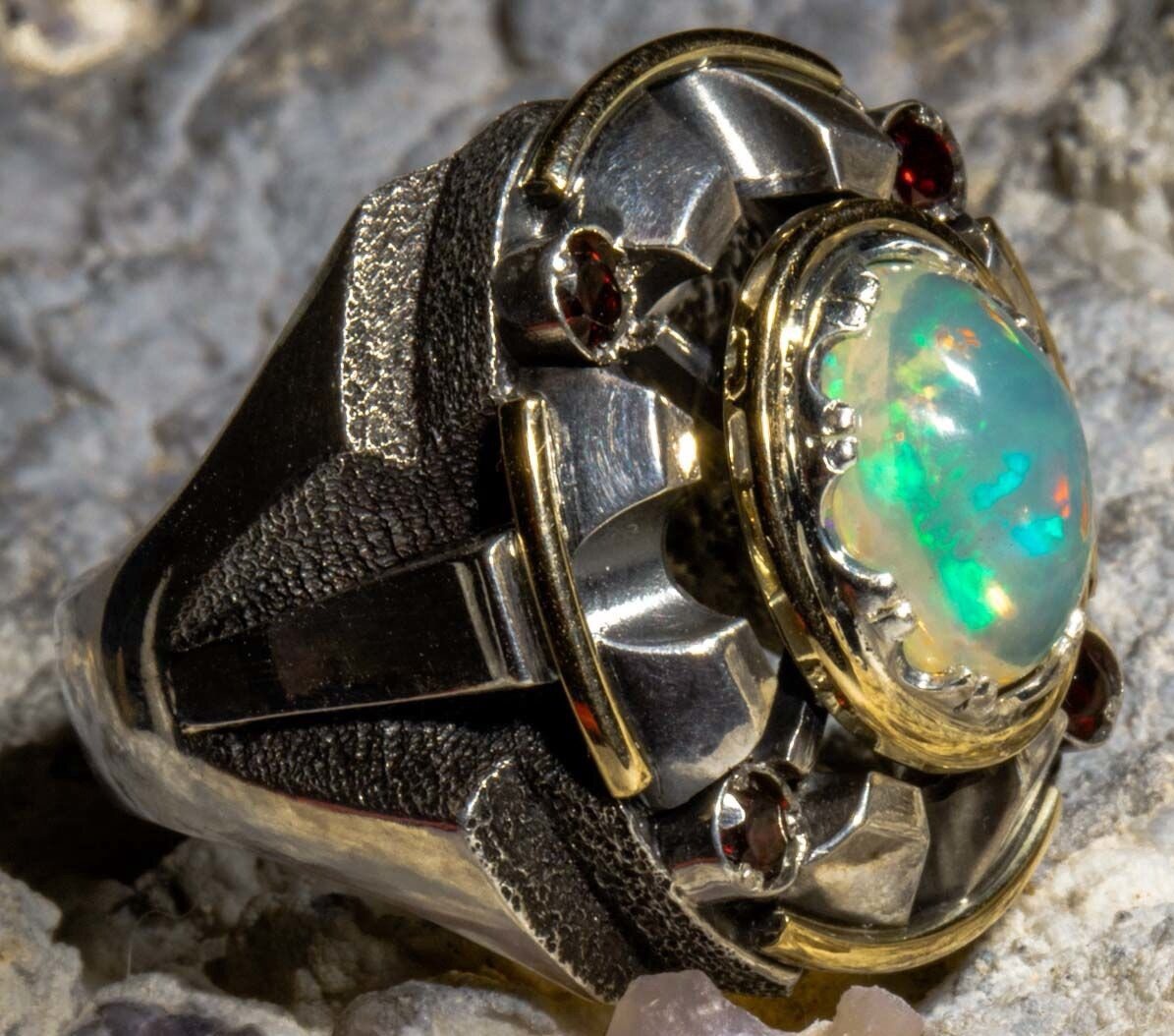 Перстень с опалом. Не тот, о котором идёт речь, его изображений найти не удалось