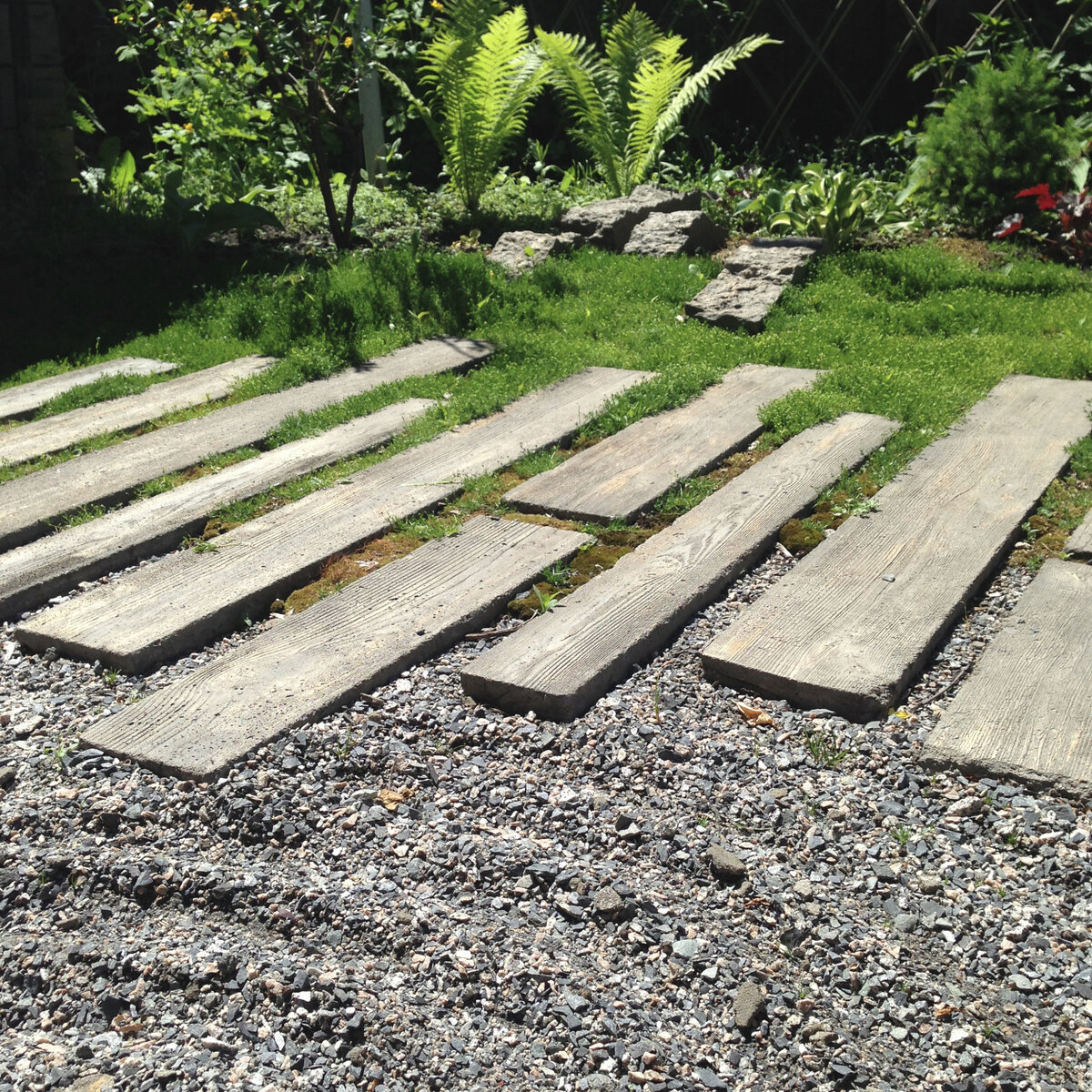 Решила я тут построить японский сад на небольшом (3х6м) куске земли за домом. Сначала дорожка. 