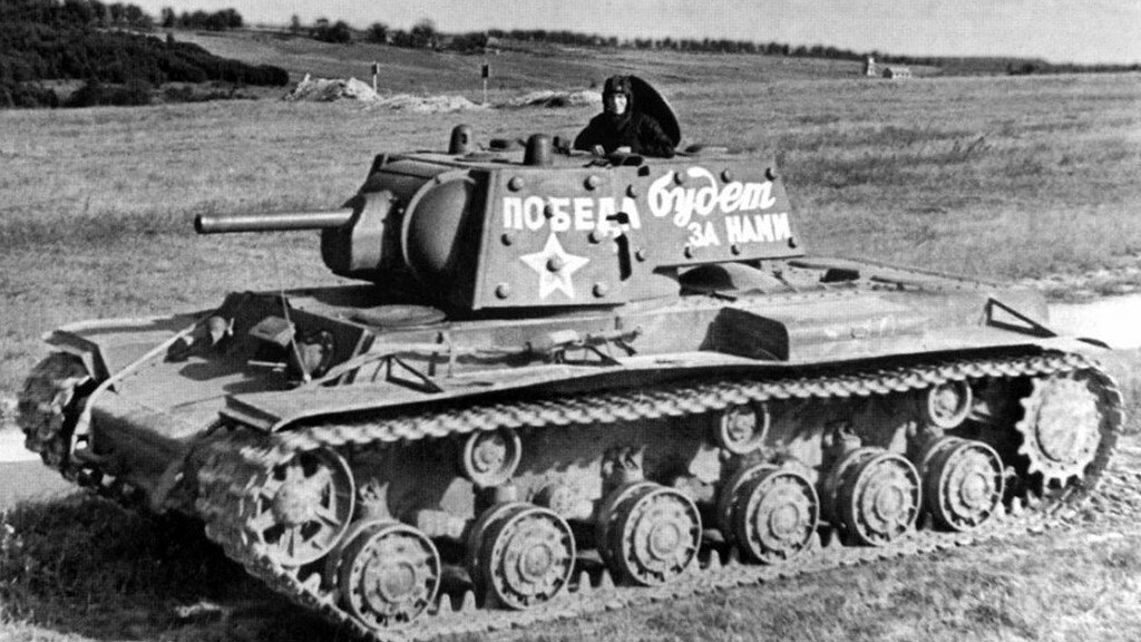 Танк КВ-1 1941г.   —   источник:pomnisvoih.ru