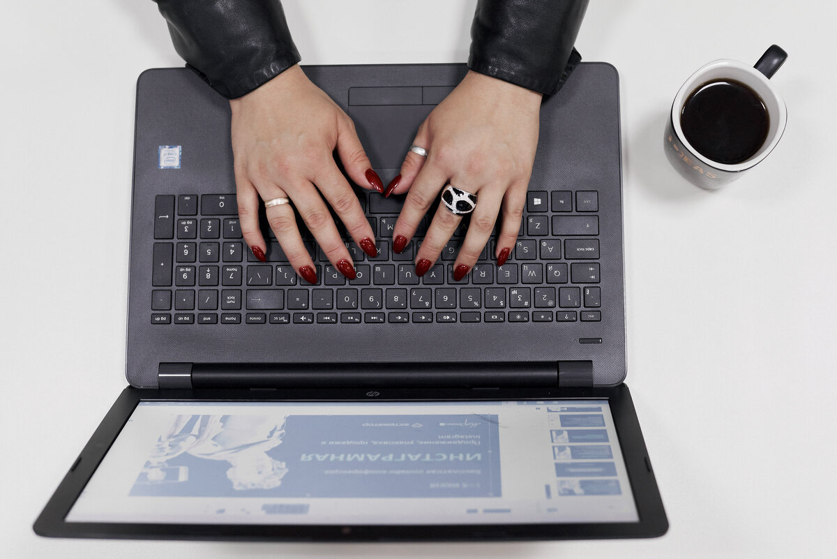 Чтобы найти клиентов на свои услуги, фрилансеру в 2022 году приходится активно шевелить лапками - быть публичным и регулярно мелькать в соцсетях. Тем более, что с каждым годом все сложнее и дороже занять свою нишу и монетизировать аккаунты на достойном уровне. Конкуренция растет, продвижение требует больше сил и ресурсов. 