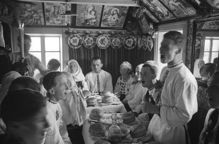 Комментарий эксперта. Дмитрий Шепелев, историк:
«Такое отторжение свадебных ритуалов было вызвано не в последнюю очередь сложными, как мы знаем, отношениями государства тех времен с церковью. Обряд венчания, например, подразумевал некоторую торжественность, между тем, в те годы венчание, скажем так, не поощрялось. Именно поэтому был период в истории СССР, когда свадьбы вообще потеряли всю торжественность
На фото: свадьба в деревне Михальцы, 2 августа 1940 года. Фото: МАММ