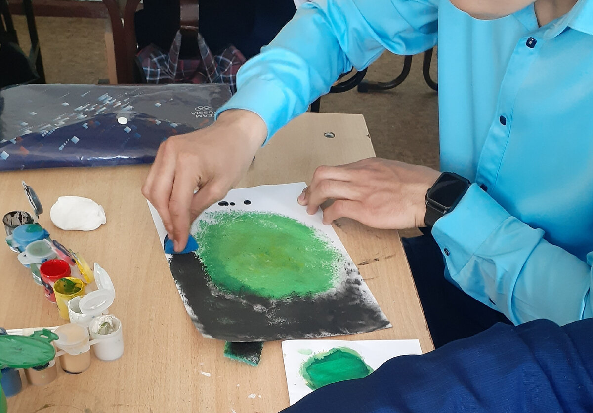 Для создания фона использовали губки для мытья посуды 