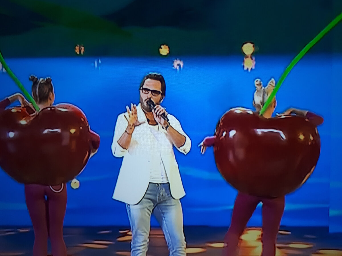 Он смотрел в телевизор, но не слышал звука