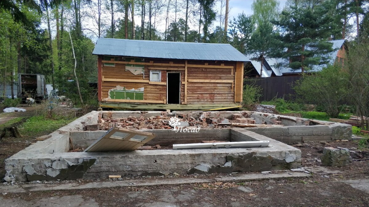 Дом сдвинули и фундамент обнажился.
