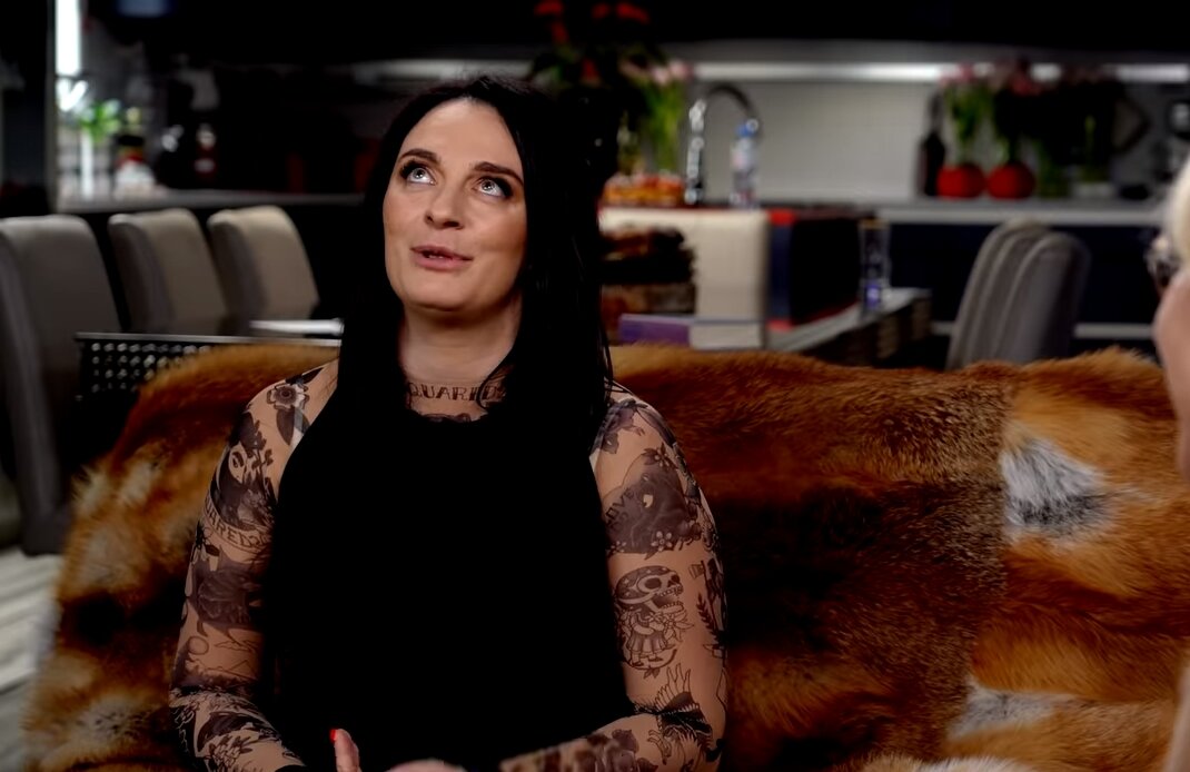 Диван, на котором расположились певица и интервьюер, был сплошь в лисьих шкурках.