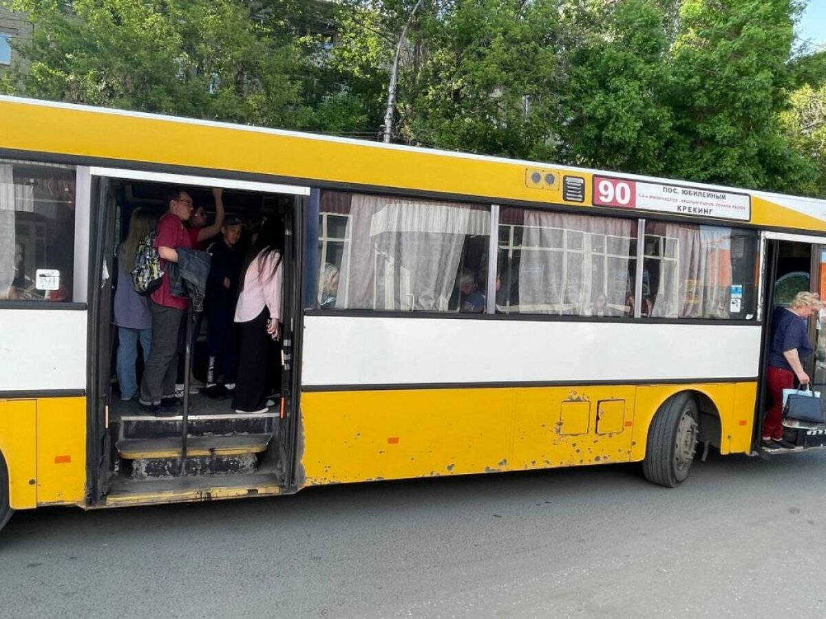 В Саратове чиновники 37 минут ждали автобус: теперь городские маршруты  передадут в введение минтранса | Reporter64 Saratov | Дзен