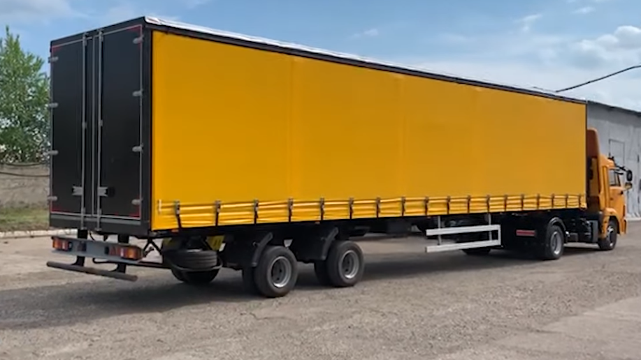 Седельный тягач Камаз - 4308 с полуприцепом. Скриншот из видео, используется и распространяется бесплатно по лицензии https://www.youtube.com/t/terms 