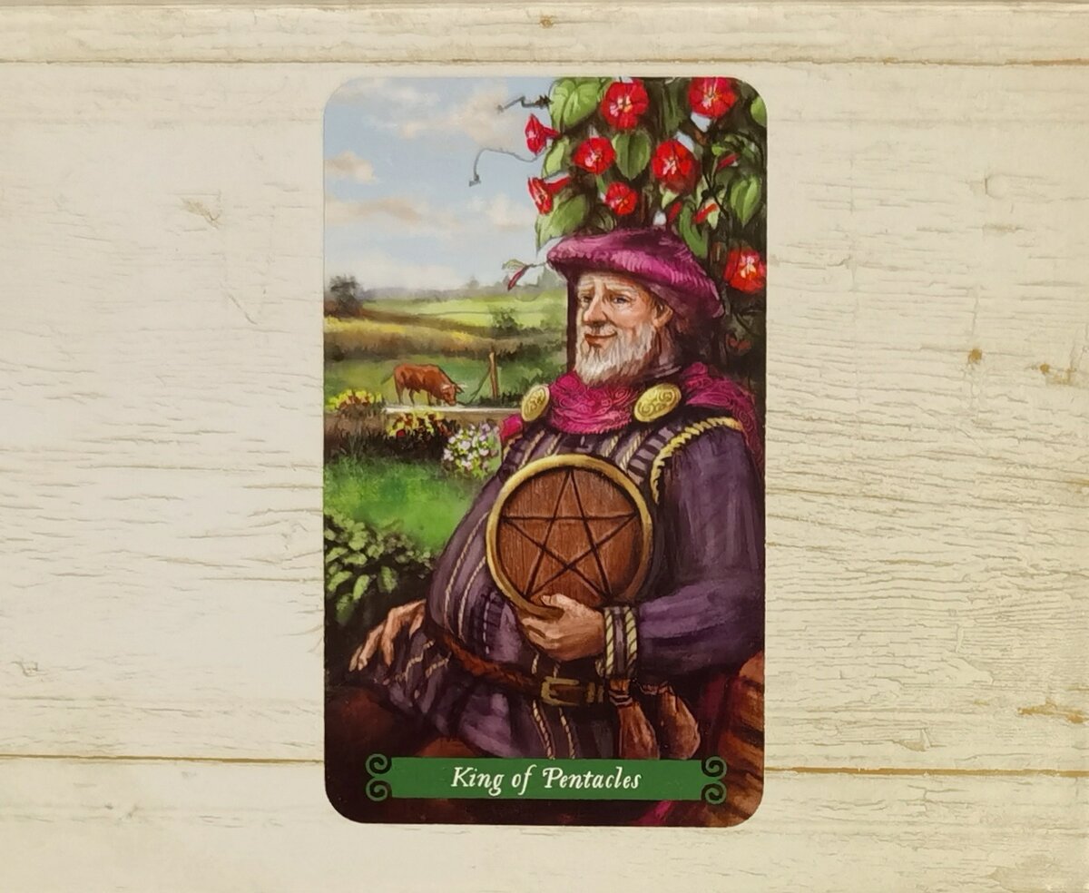 Аркан "Король Пентаклей". "Таро Зеленой Ведьмы".