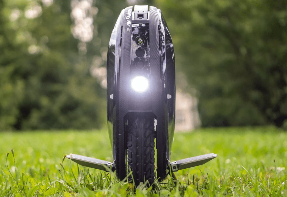    Моноколесо — необычный способ передвижения по городу. Фото: kstore.ru