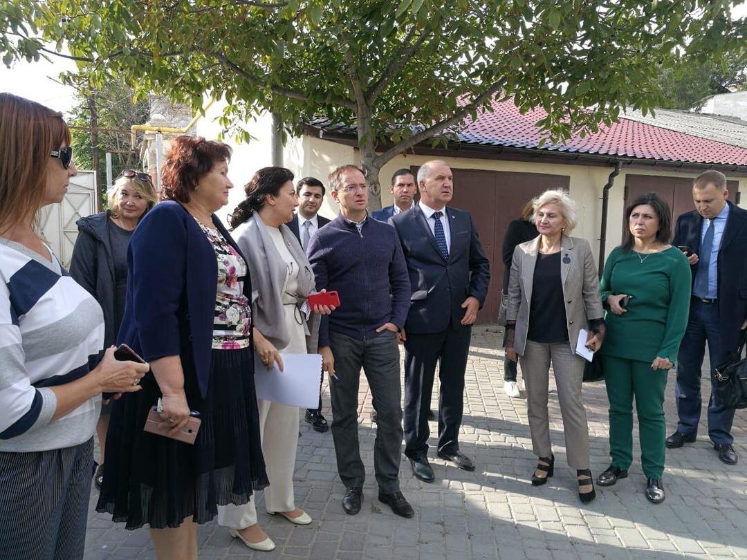 В. Мединский, А. Новосельская и феодосийские чиновники на территории галереи 