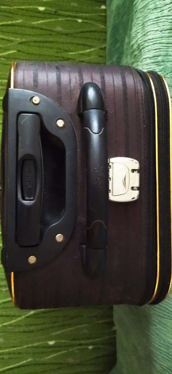 Чемодан на колесах.