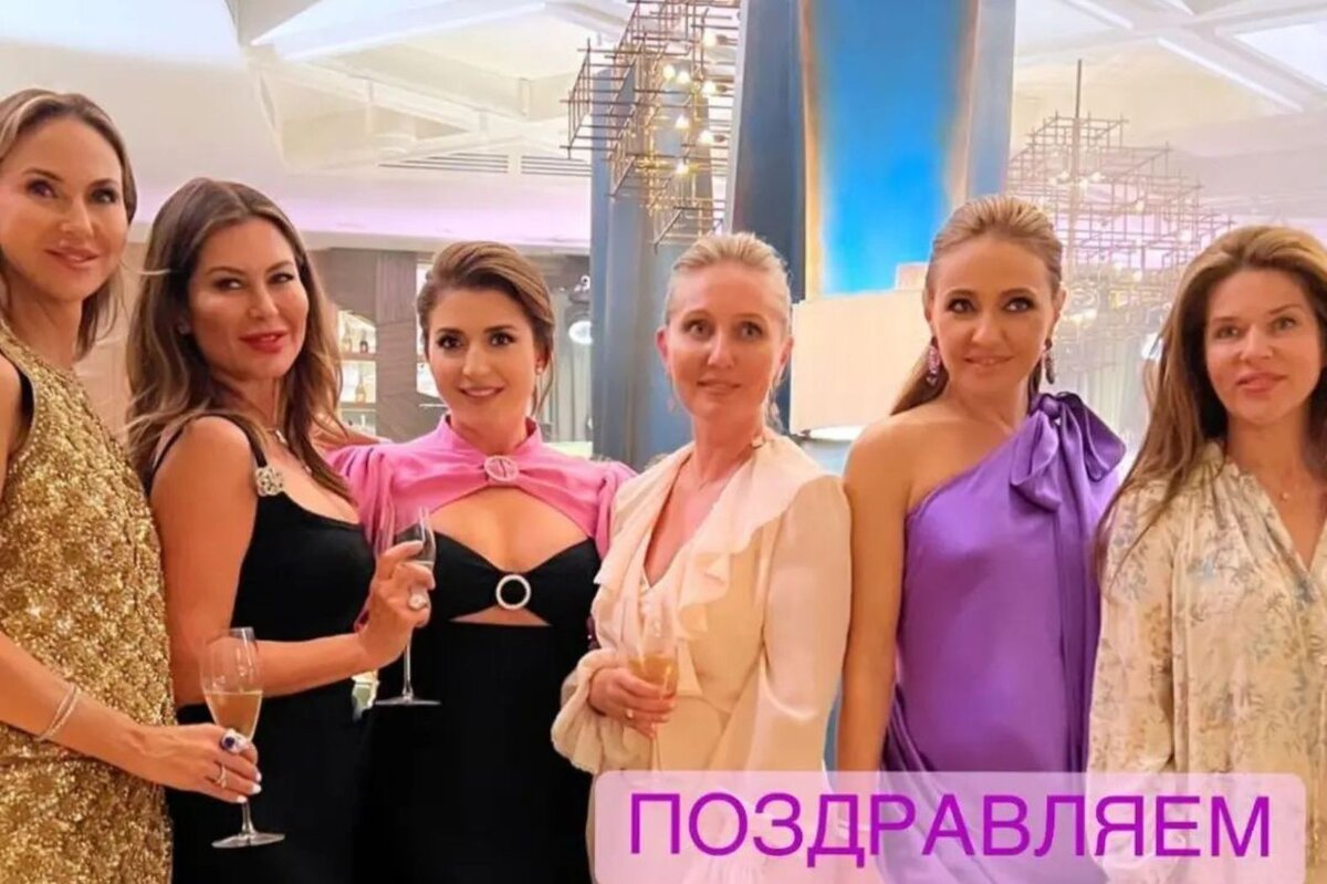    Татьяна с подругами на венчании Яны Расковаловой Соцсети Татьяны Навки