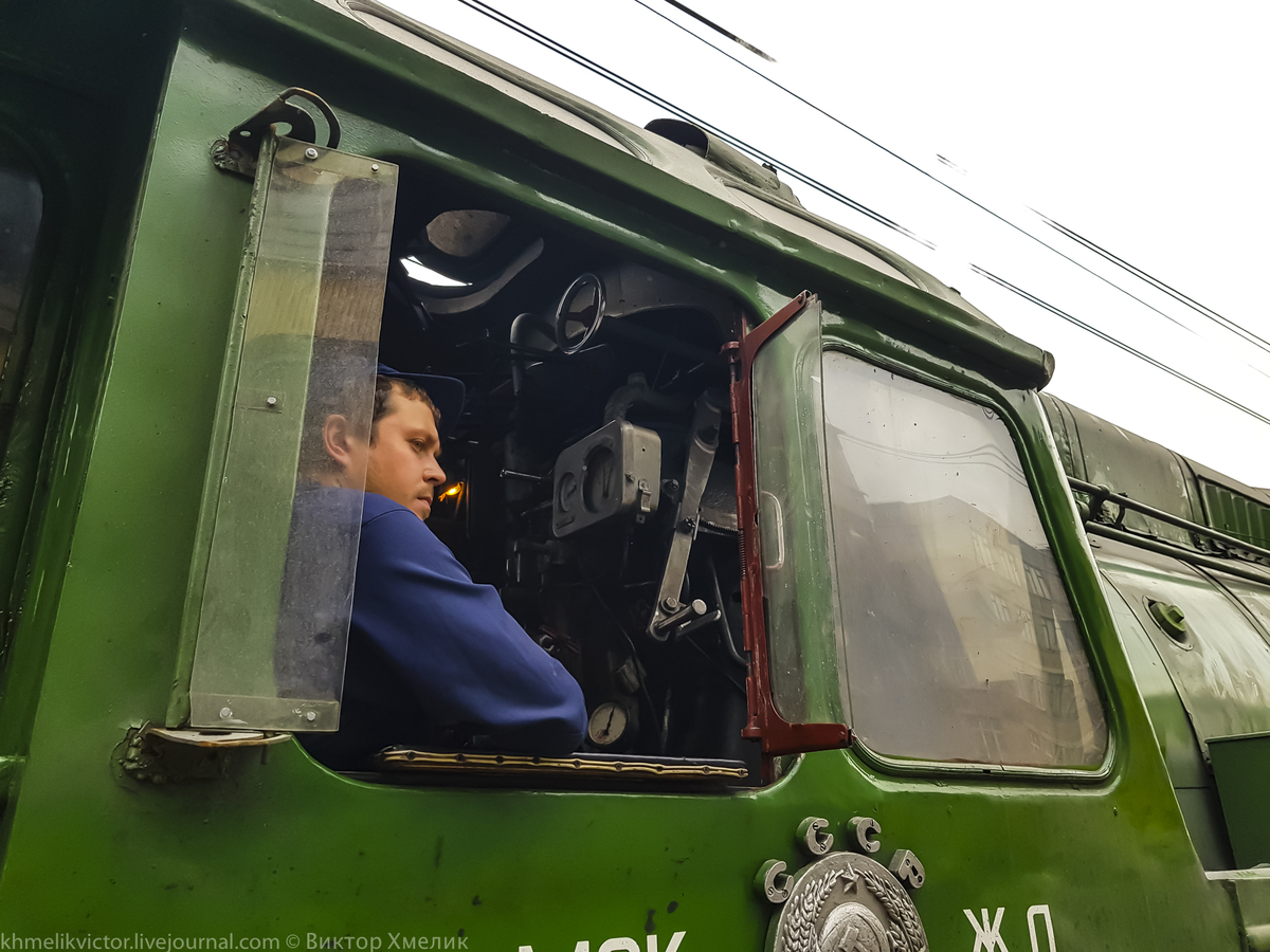 Машинист за управлением паровоза П36