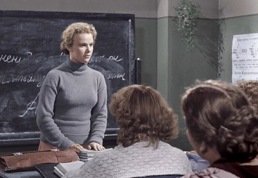 учитель рассказывает у доски. молодые учительницы. школьный класс с учителем.