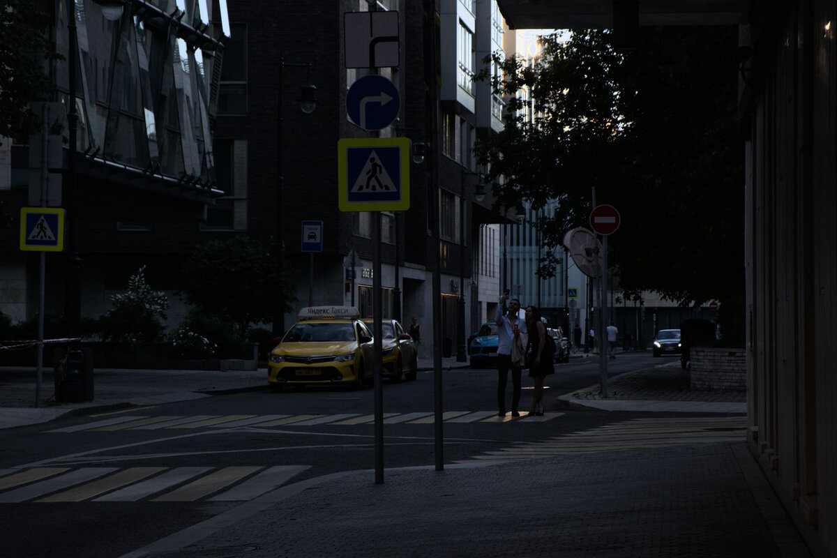 - Куда ты меня привёз? - Совхоз "Светлый путь" - Какой светлый? Не видно ж ничего! (из м/ф "Возвращение блудного попугая")