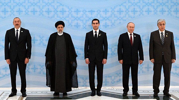 УЧАСТНИКИ ШЕСТОГО КАСПИЙСКОГО САММИТА (СЛЕВА НАПРАВО): ПРЕЗИДЕНТ АЗЕРБАЙДЖАНА ИЛЬХАМ АЛИЕВ, ПРЕЗИДЕНТ ИРАНА СЕЙЕД ЭБРАХИМ РАИСИ, ПРЕЗИДЕНТ ТУРКМЕНИСТАНА СЕРДАР БЕРДЫМУХАМЕДОВ, ПРЕЗИДЕНТ РОССИИ ВЛАДИМИР ПУТИН И ПРЕЗИДЕНТ КАЗАХСТАНА КАСЫМ-ЖОМАРТ ТОКАЕВ. ФОТО: KREMLIN.RU / РИА "НОВОСТИ"
