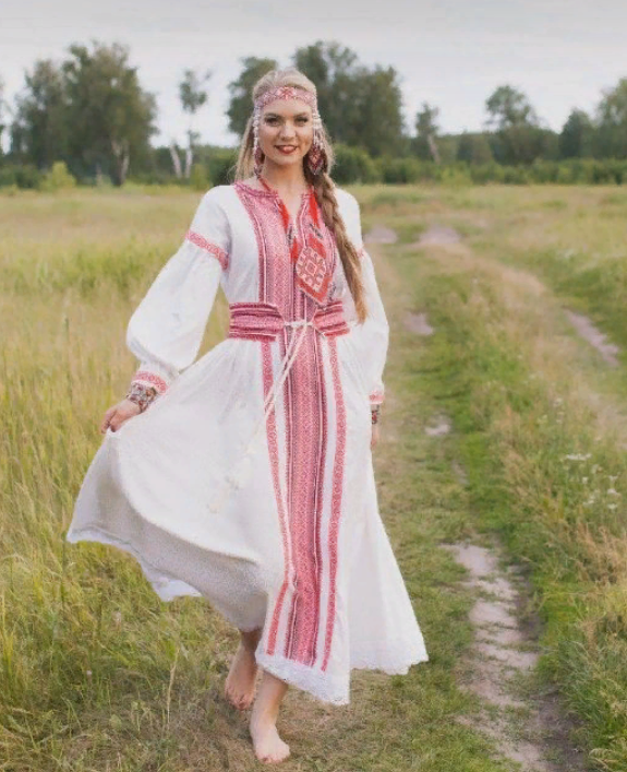 Девушки славянских одеждах