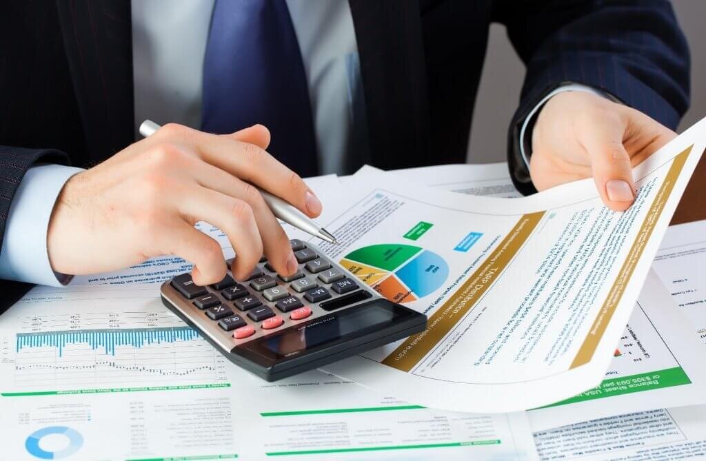 Крупные инвесторы. Капитала банкротство. Капитала банкротство. Банкротство на белом фоне. Финансы и предпринимательство.