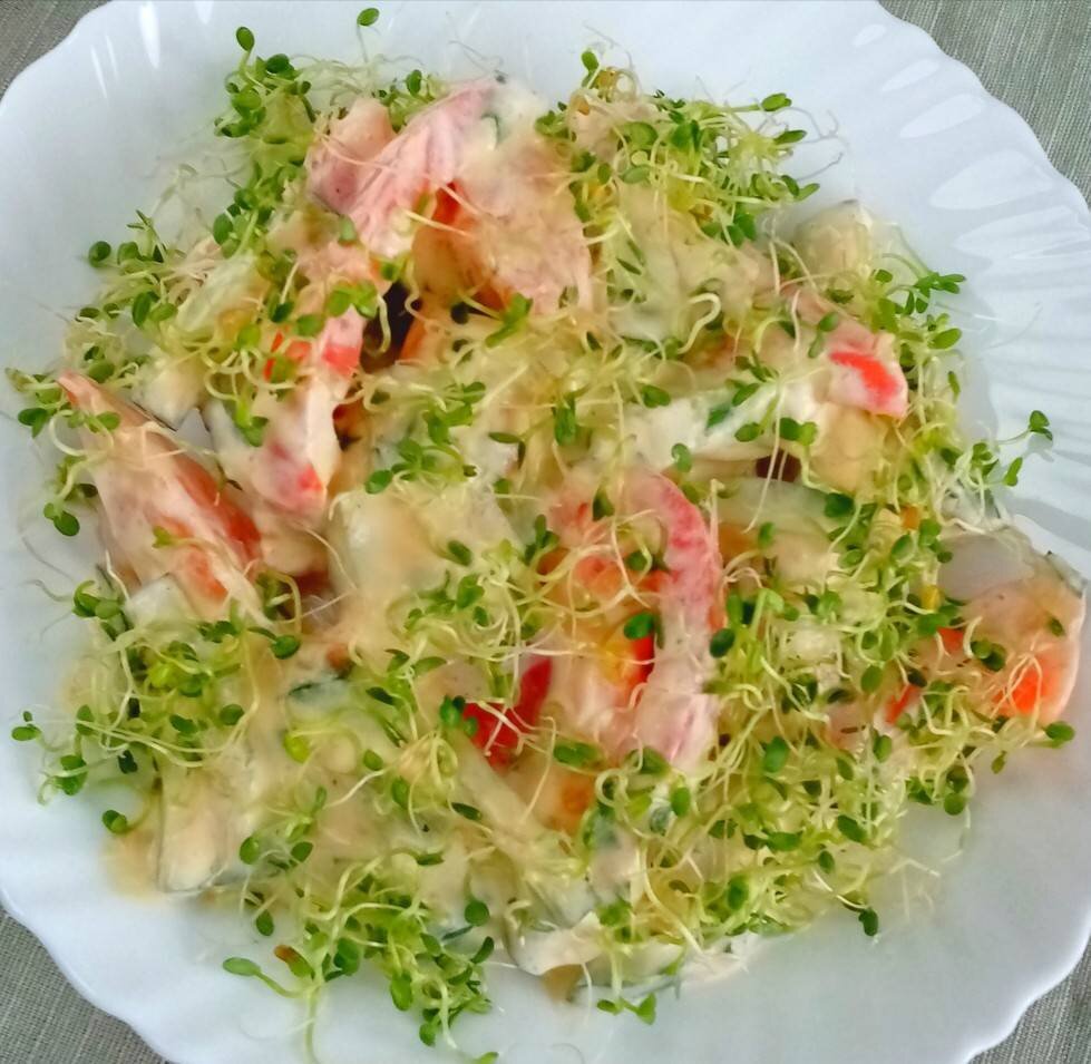 🥗Салат с помидором, огурцом и проростками клевера | Овкусе.ру - Ежедневная  готовка в радость! Пошаговые рецепты с фото | Дзен