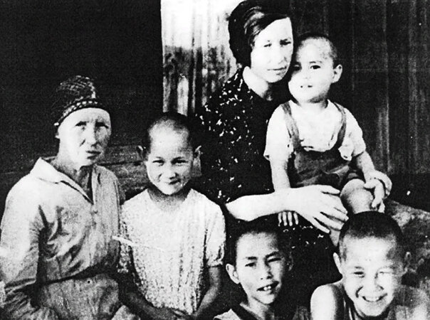 Александр Вампилов (у мамы на руках)