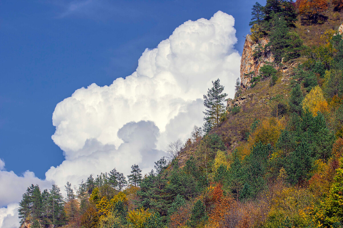 Облака на склонах гор 