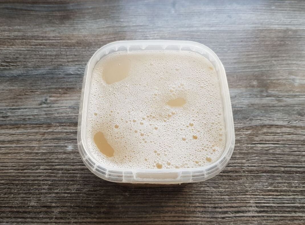 Заливаем кипятком, закрываем крышкой и укутываем в плед