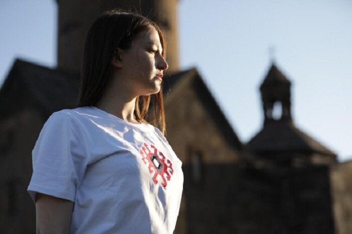 Арцахский бренд «Lyoka's» выступает против всего турецкого: Как можно связать «Татик-Папик» (Бабушка и Дедушка) из турецких ниток? Фоторяд