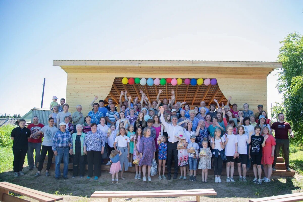 Деревня Нижняя, День деревни, открытие сцены. В середине в белой рубашке Василий Морев